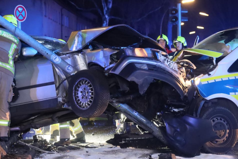 Polizeiauto und BMW krachen heftig ineinander: Vier Personen verletzt