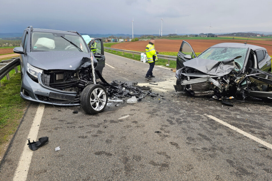 Opel kam auf Gegenfahrbahn: Zwei Verletzte bei schwerem Frontalcrash