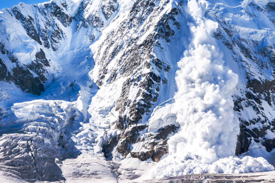 Die Schneemassen hatten sich in etwa 1650 Metern Höhe gelöst. (Symbolbild)