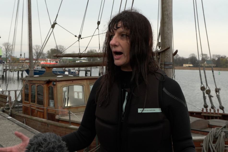 Diese Frau reiste extra aus München an, um auf Tuchfühlung mit dem Wal zu gehen. Dieser sei laut ihrer Einschätzung "topfit".