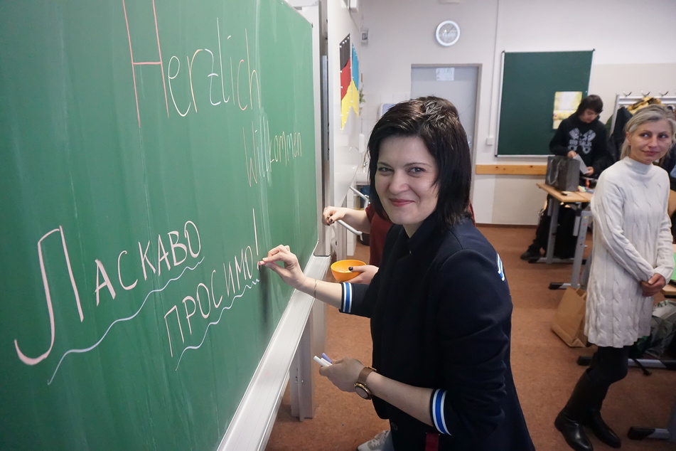 Lehrerin Oksana Müller stammt selbst aus der Ukraine und hilft bei der Verständigung mit den Schülern aus Mariupol.