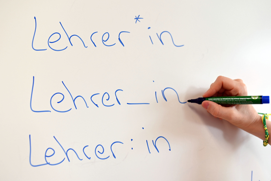 An sächsischen Schulen sollen künftig keine Sonderzeichen für eine geschlechterneutrale Sprache mehr verwendet werden.