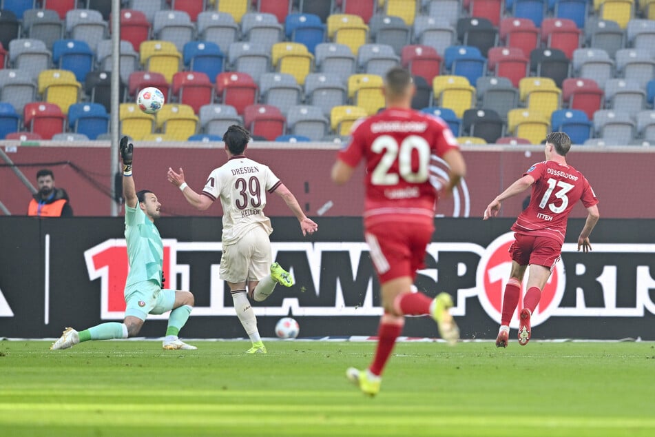 Cedric Itten (r.) hebt den Ball über Schreiber zum 1:0.