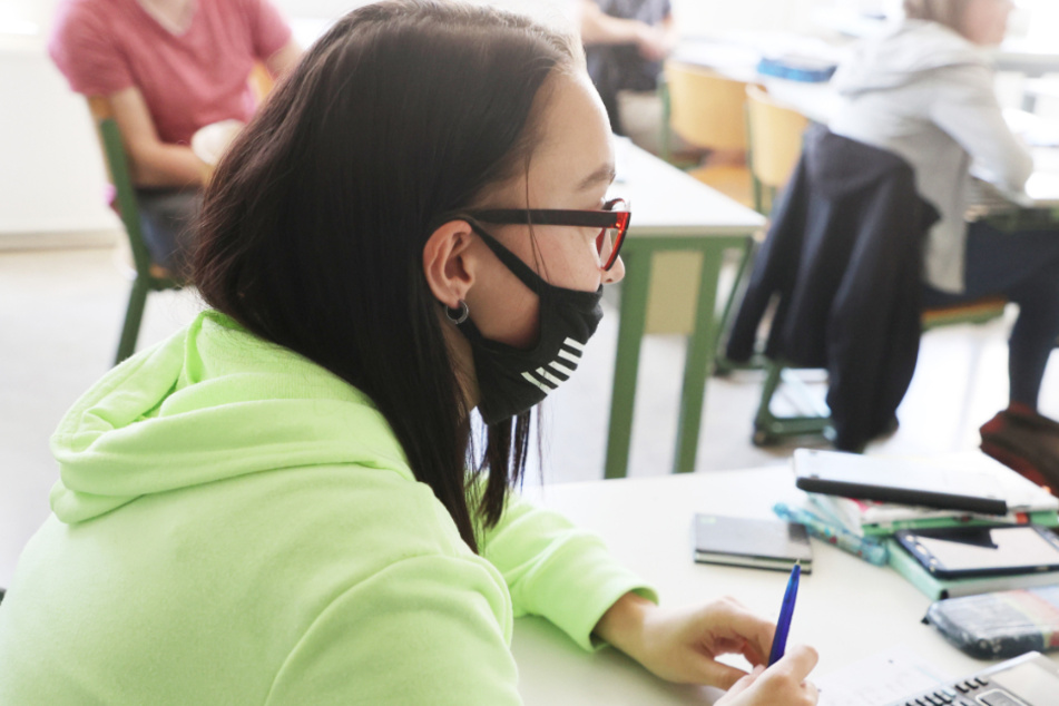 Derzeit können Schülerinnen und Schüler sowie die Lehrkräfte freiwillig eine medizinische Maske tragen.