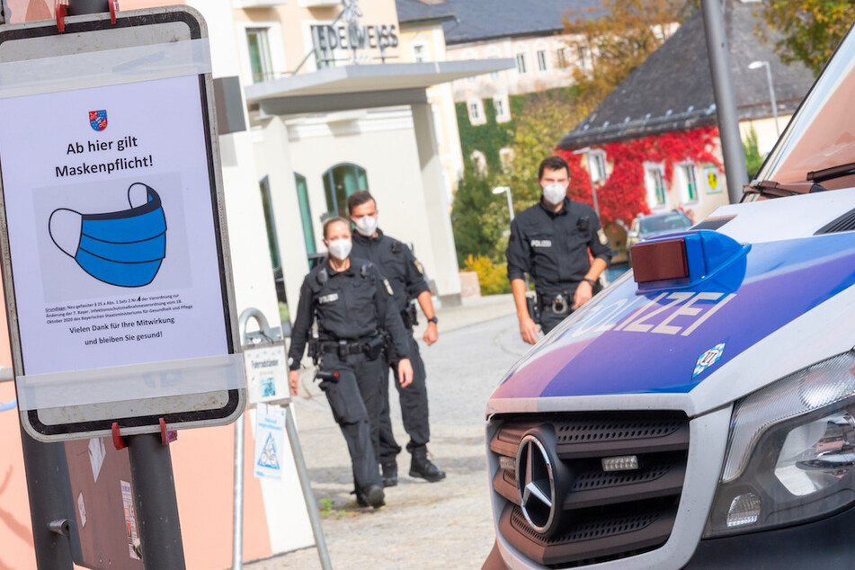 Polizisten gehen durch die Fußgängerzone der Innenstadt. Am 23.10.2020 fanden bayernweite Kontrollen zur Einhaltung der Maskenpflicht statt.
