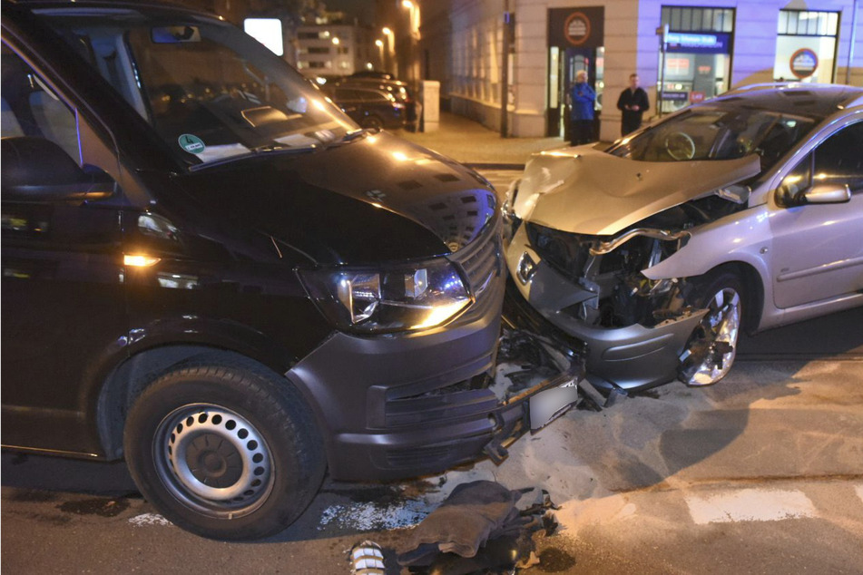 Wegen eines Vorfahrtsfehlers war es auf der Georg-Schumann-Straße zu einem heftigen Unfall gekommen.