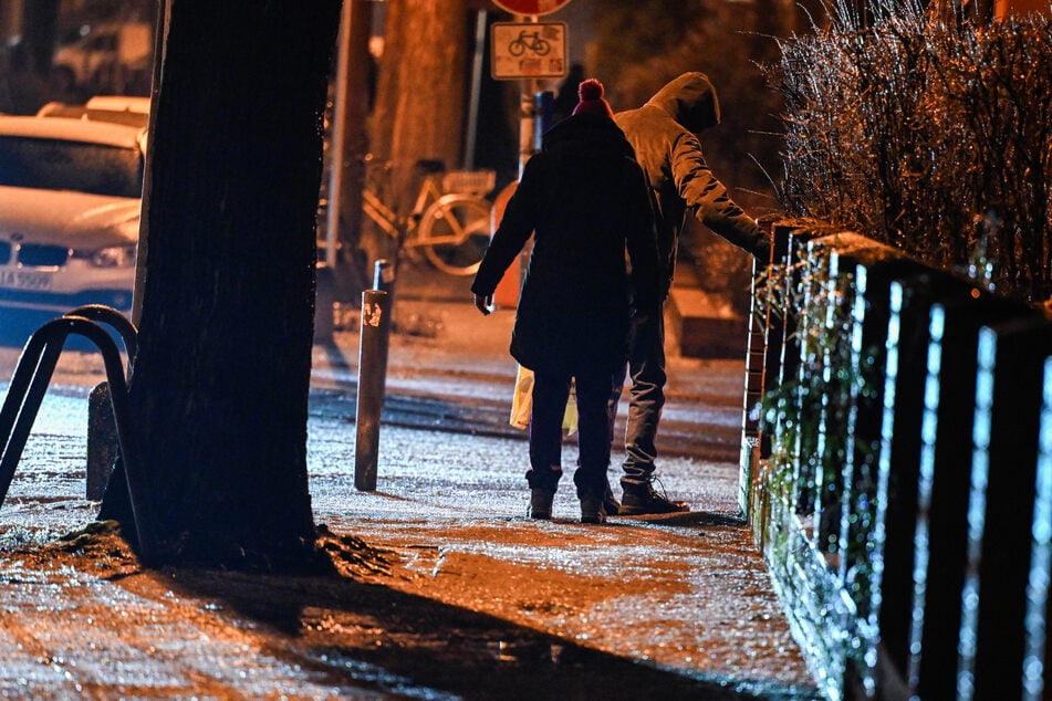 Auf Berlins Straßen war es vor allem am Montagmorgen gefährlich glatt.