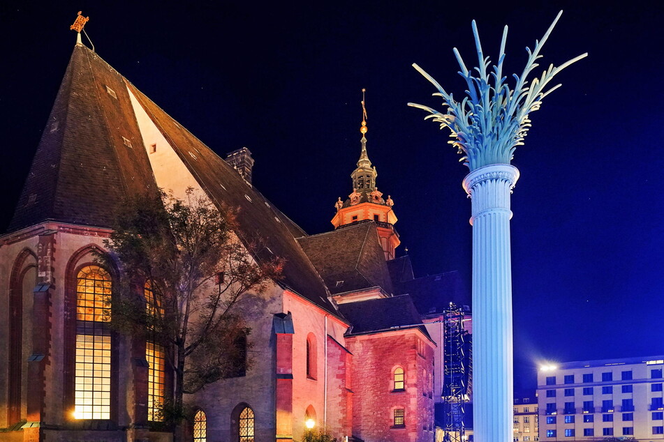 Zum Lichterfest im Mittelpunkt: die Nikolaikirche mit dem Leipziger Wende-Denkmal, der Nikolaisäule.
