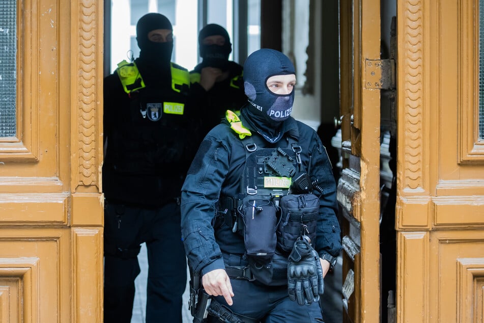 Der 48-Jährige bekam Besuch von einem großen Polizeiteam. (Symbolbild)