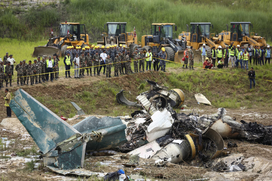 Der Pilot konnte aus dem brennenden Wrack gerettet werden, alle 18 anderen Passagiere an Bord kamen ums Leben.