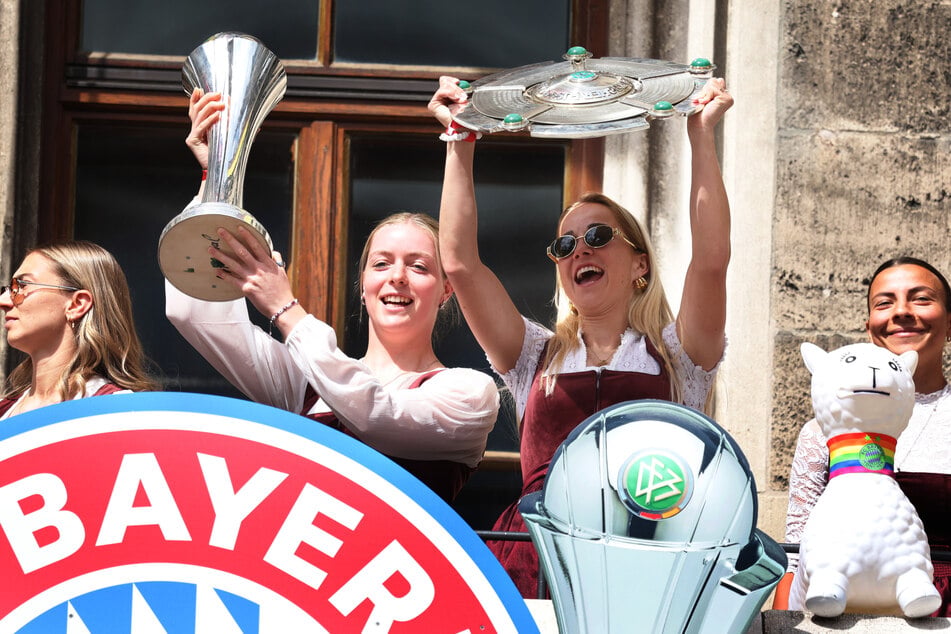 Giulia Gwinn (27, r.) im Dirndl auf der Meisterfeier der Bayern am 18. Mai.