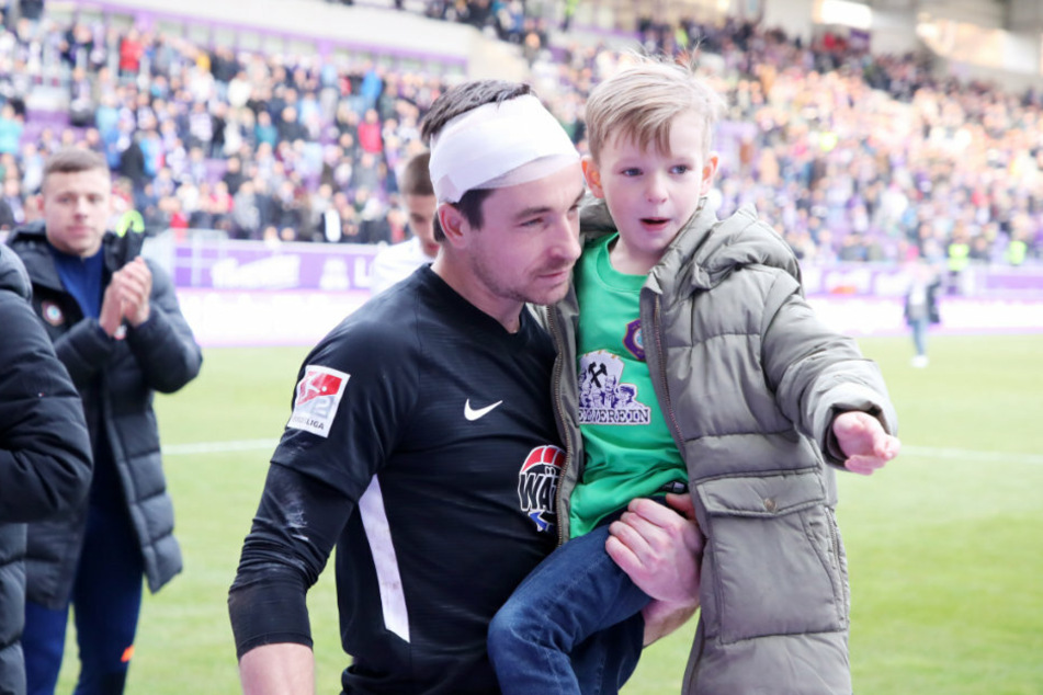Die Wiedersehensfreude mit Sohn Anton, dessen Bruder Max und Mama Doreen war im Hause Männel nach dem Spiel besonders groß.