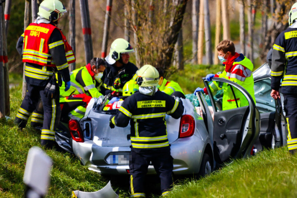 Tödlicher Frontal-Unfall: Autofahrer muss aus Wrack geschnitten werden