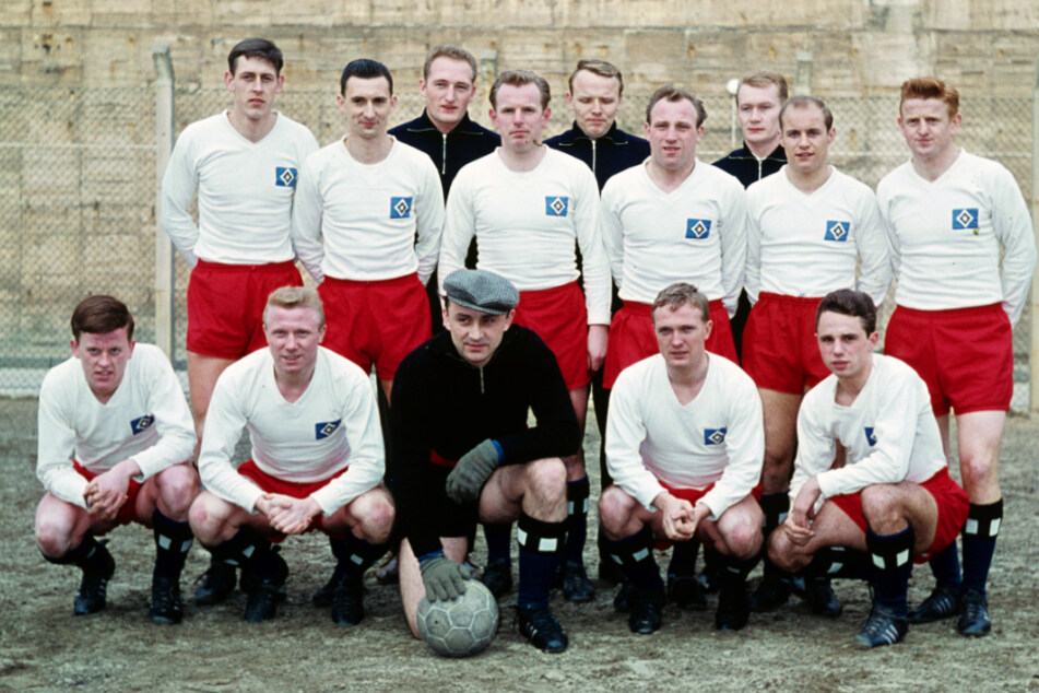 Harry Bähre (u. l.) auf einem Mannschaftsfoto des HSV vor der Saison 1961/1962.