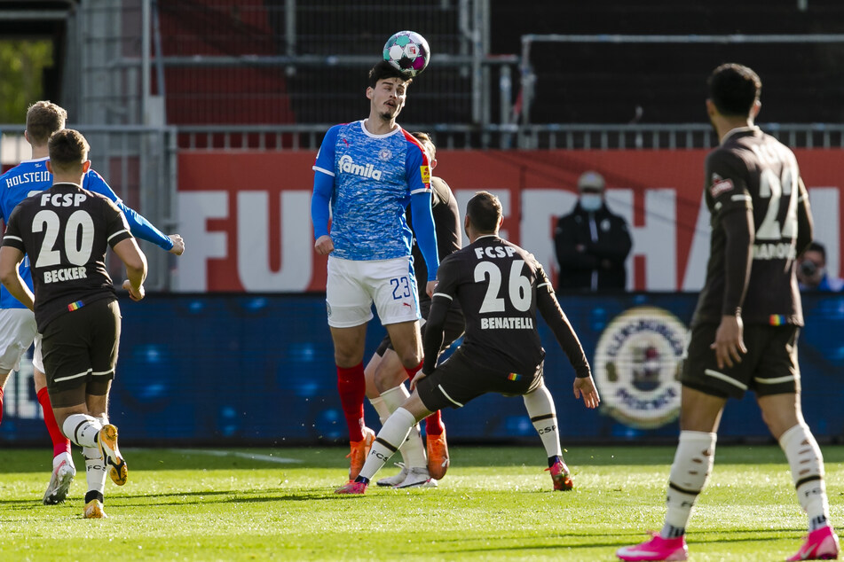 KSV-Stürmer Janni Serra (M.) drückte dem Spiel gegen den FC St. Pauli seinen Stempel auf, war an allen vier Toren direkt beteiligt.