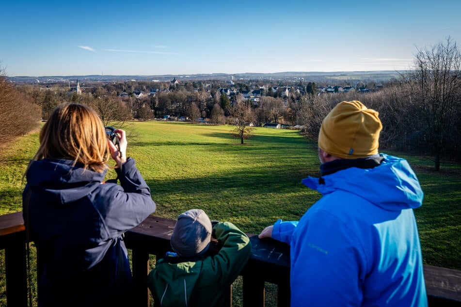 Von der Aussichtsplattform Hoppbergblick in Rabenstein hat man einen guten Blick über die Stadt.