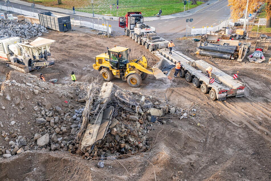 Die großen Trümmerteile werden vor Ort zerkleinert und dann mit dem Lkw über das Terrassenufer abtransportiert.