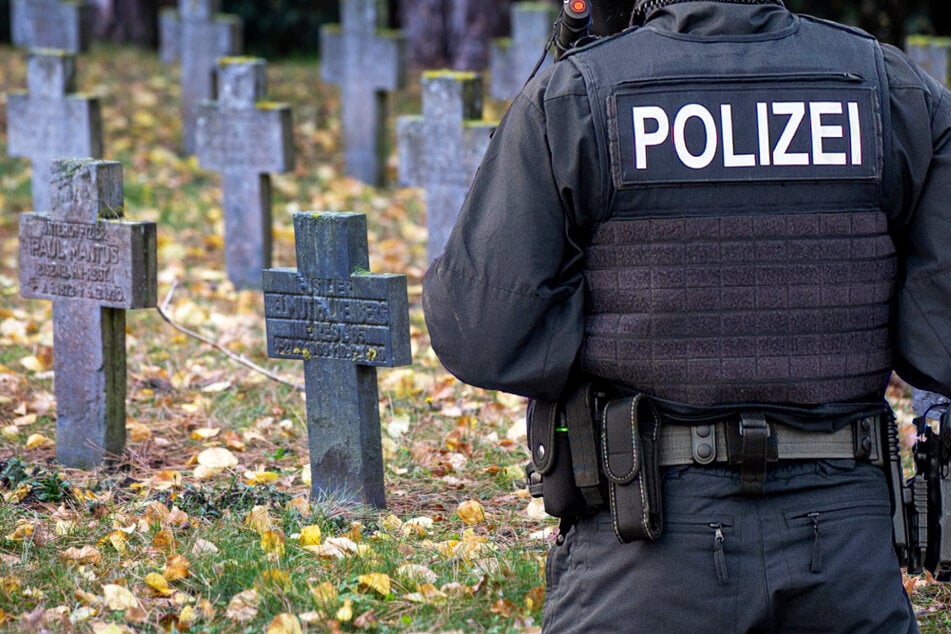 Täter trug Oma-Maske: Frau auf Friedhof mit Pistole bedroht und sexuell belästigt