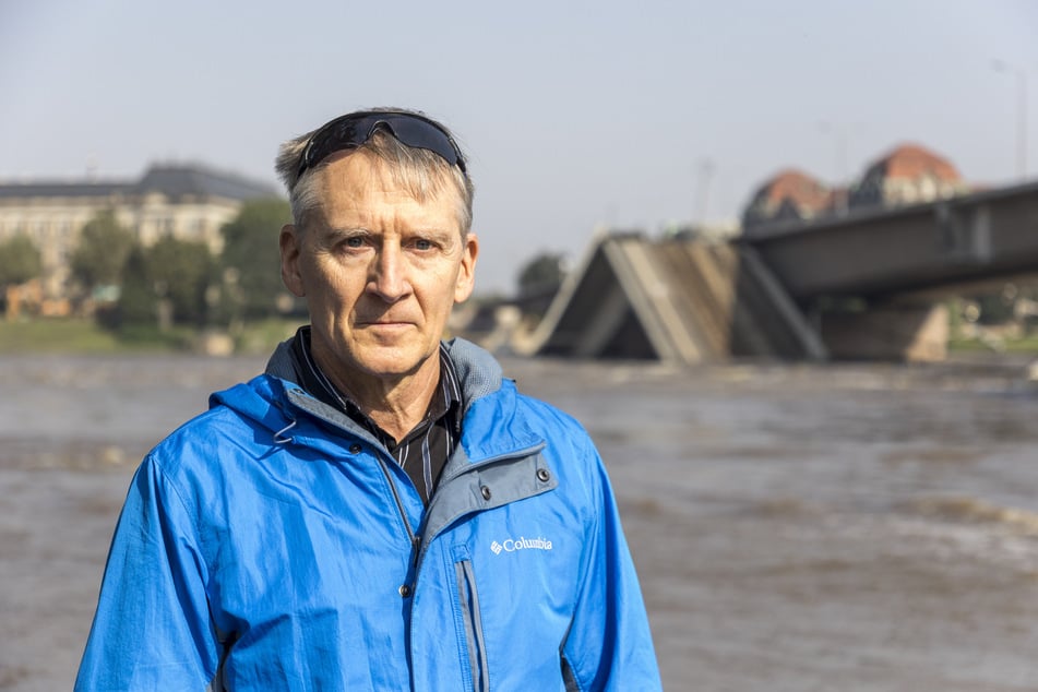 Laut Hochwasser-Fachexperte Horst Ullrich (62) sind täglich zwei Messtrupps entlang der Elbe tätig.