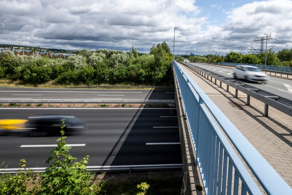 Die unbekannten Täter sollen einen Gegenstand von der Autobahnbrücke in Chemnitz-Rottluff geworfen haben.