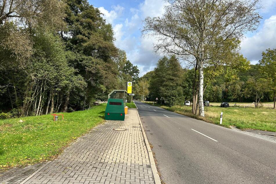 Vor der Bushaltestelle "Hummelmühle" hält der grüne Enforcement-Trailer nach Rasern Ausschau.
