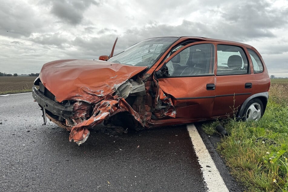 Ein Opel und ein VW kollidierten in einer Kurve miteinander. Beide Fahrzeuge wurden dabei schwer beschädigt. Die Insassen des Opels erlitten leichte Verletzungen.