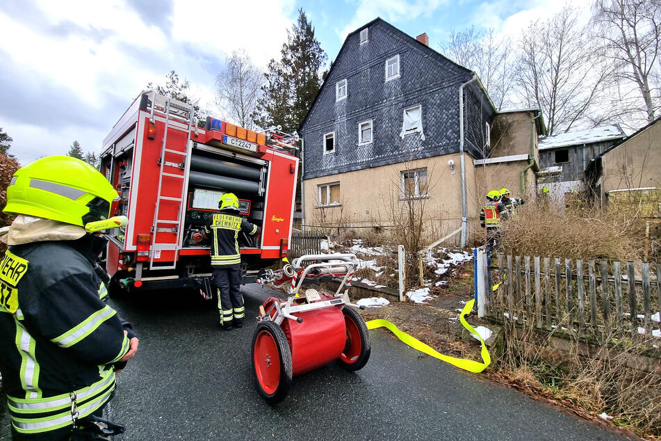 Feuerwehreinsatz in Chemnitz-Markersdorf: Aus einem verlassenen Haus stieg Rauch. Vier Kinder waren dafür verantwortlich.
