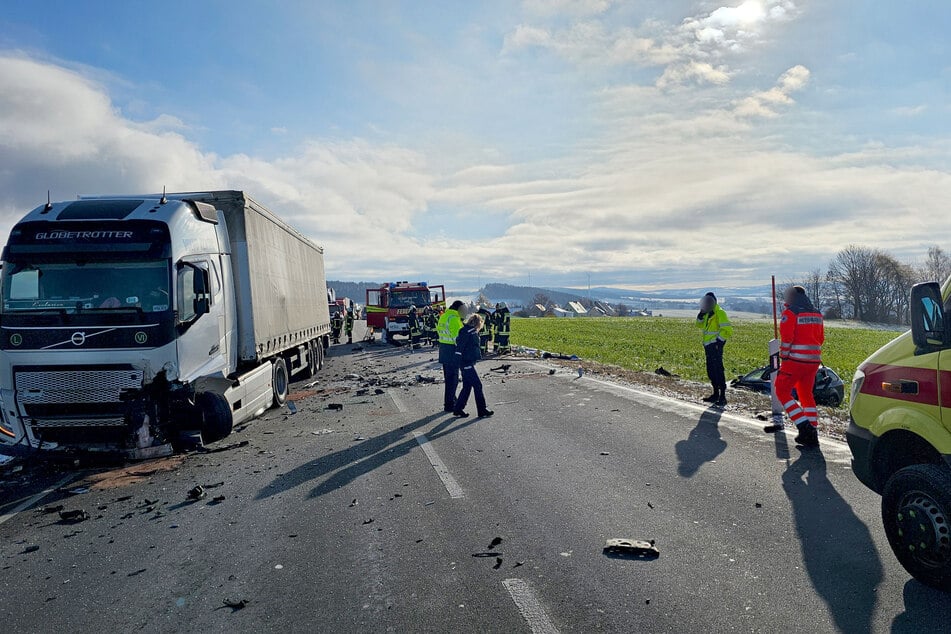Auch der Laster wurde durch den Zusammenstoß stark beschädigt. Trümmerteile waren über der Bundesstraße verteilt.