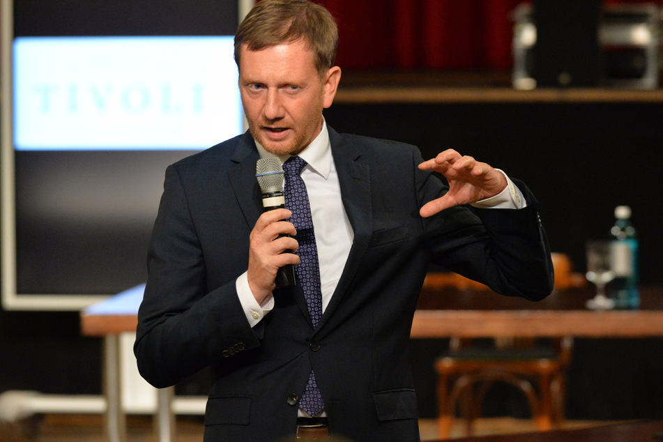Michael Kretschmer (46, CDU) hat die Aggressivität einiger Demonstranten am Rande eines Bürgerforums am Dienstagabend in Freiberg verurteilt.