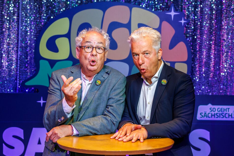 Tom Pauls (66, l.) und Peter Ufer (61) lassen mit viel Gefühl "Rabusche" erklingen.