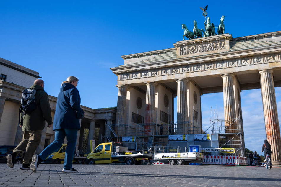 Nach Farbanschlag durch "Letzte Generation": Baugerüst am Brandenburger Tor errichtet