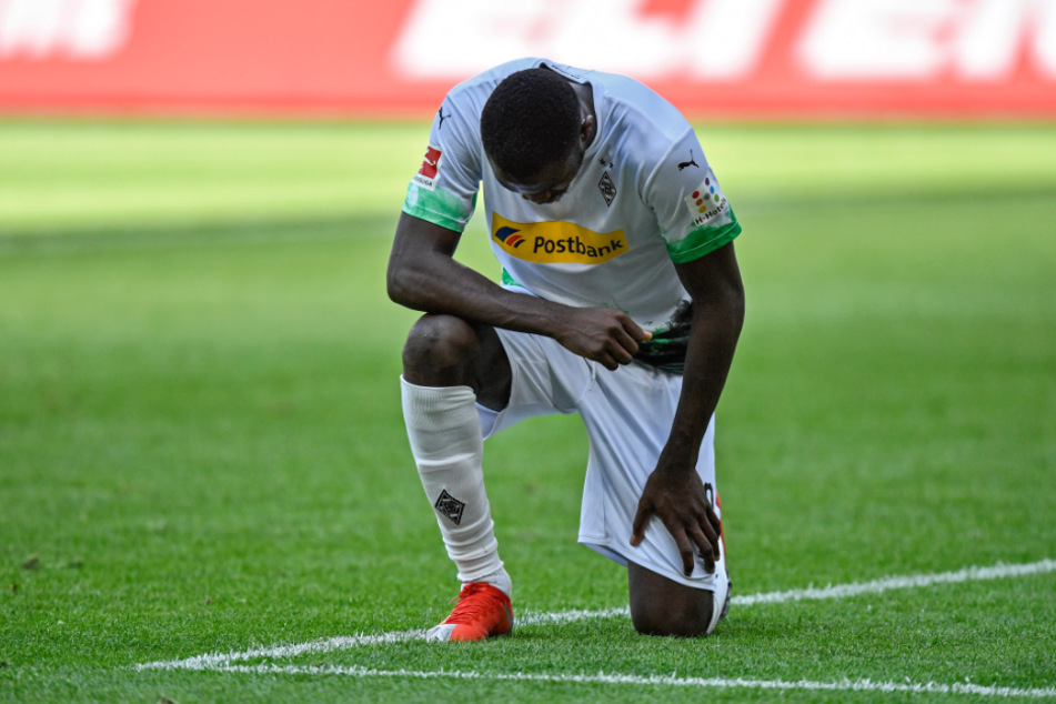 Am gestrigen Sonntag: Der Gladbacher Marcus Thuram kniet nach seinem Tor zum 2:0 auf dem Rasen.