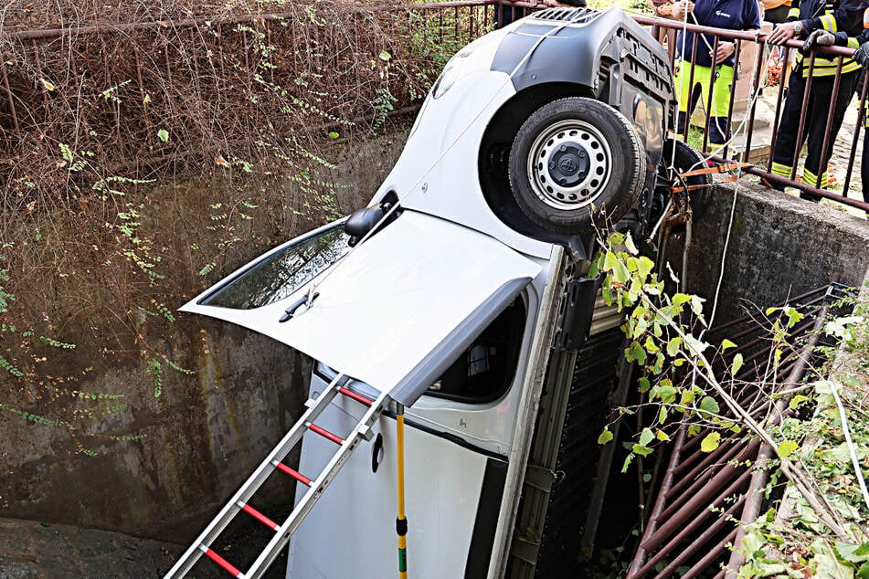 Bei einem Unfall in Klingenberg-Röllfeld ist ein Transporter am Samstagnachmittag in einem Bachbett gelandet - und zwar hochkant.