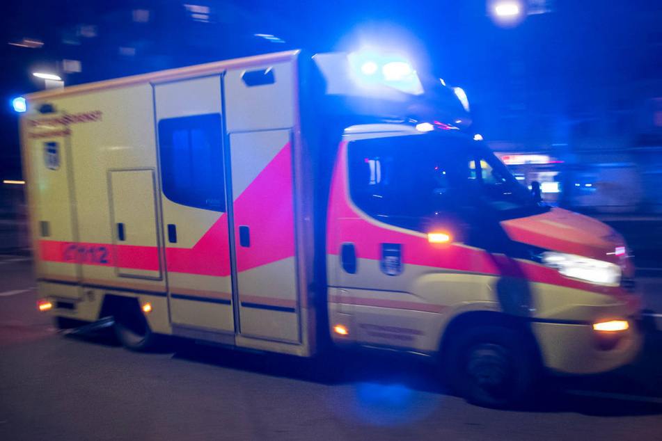 Die Verletzten mussten vom Rettungsdienst in ein Krankenhaus gebracht werden. (Symbolfoto)