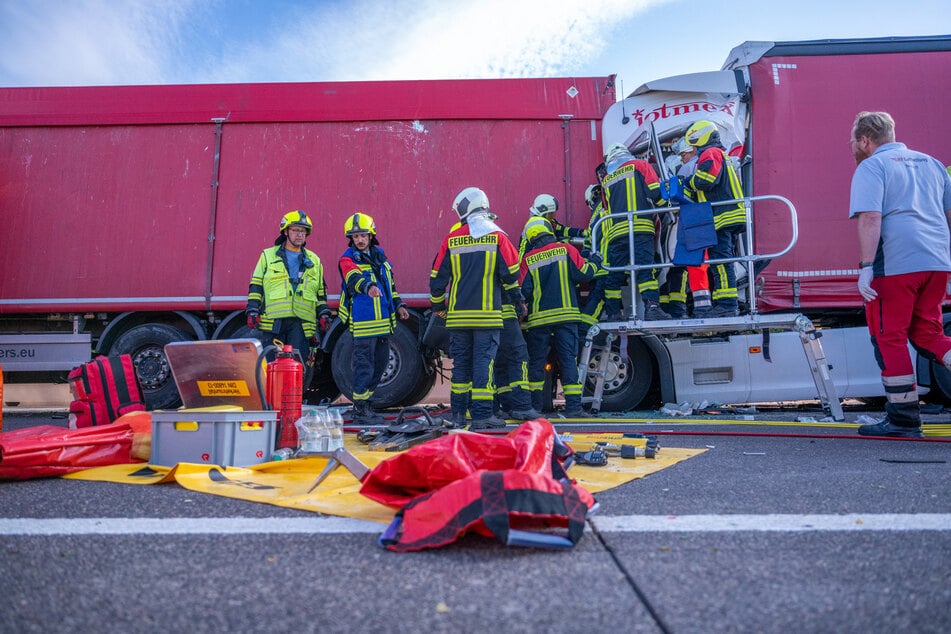 Die Feuerwehr brauchte eine Weile, um den 62-Jährigen aus seiner völlig zerstörten Fahrerkabine zu befreien.