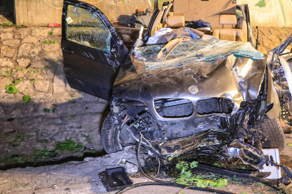 Bild der Zerstörung: BMW kommt mehrmals von Straße ab und prallt gegen Brückenpfeiler