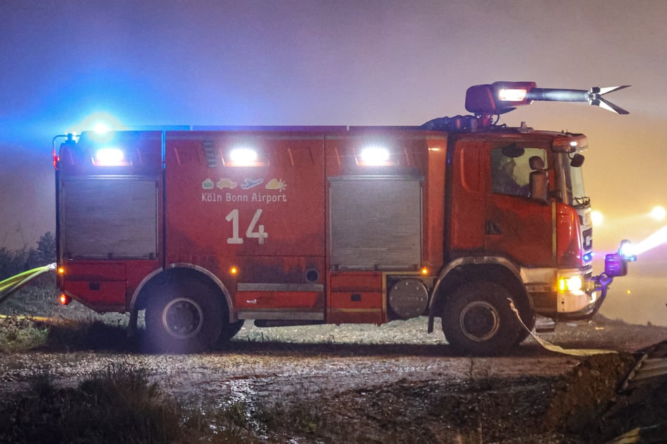 Vor Ort wurden die Löscharbeiten durch ein Spezialfahrzeug des Köln/Bonner Flughafens unterstützt.