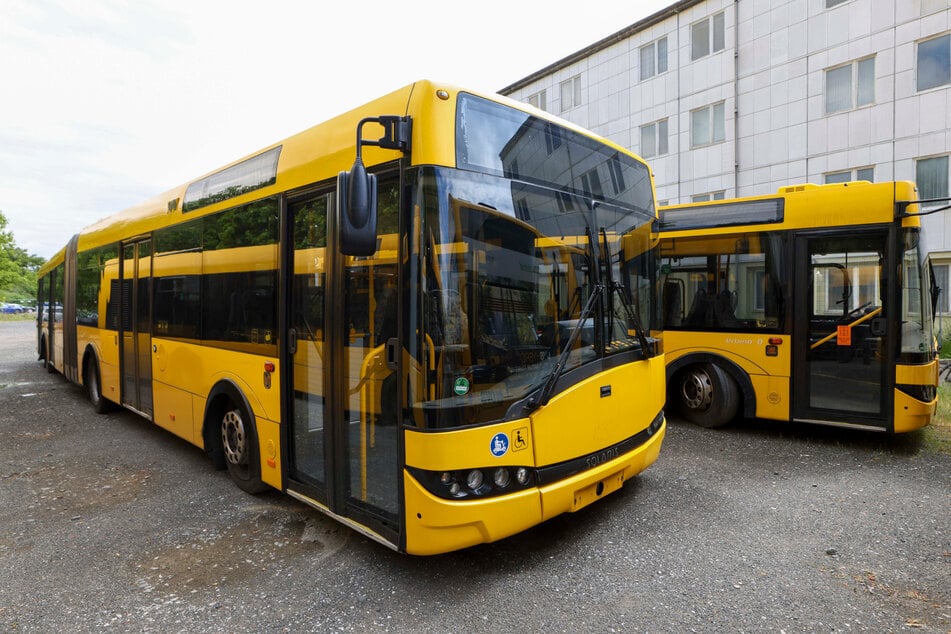 Diese ausrangierten DVB-Busse vom Typ Solaris Urbino 12 könnten bald durch Butscha rollen.