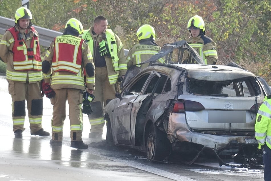 Auf der A38 bei Leipzig brannte am Sonntagvormittag ein Opel.