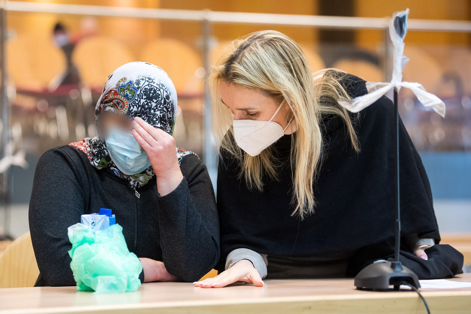 Der Frau wird vorgeworfen, ihren vierjährigen Sohn im November 2020 über das Geländer einer Brücke geworfen haben, weil sie fürchtete, das Sorgerecht zu verlieren.
