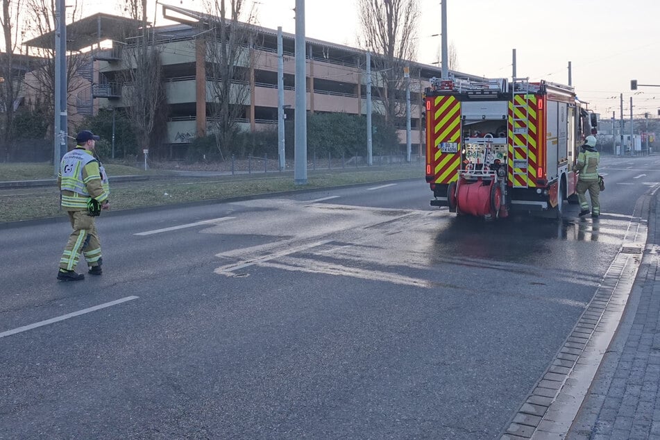 Ohne Verschnaufpause ging es für die Feuerwehr am Samstagnachmittag direkt weiter zum ehemaligen Parkhaus Prohlis. (Archivbild)