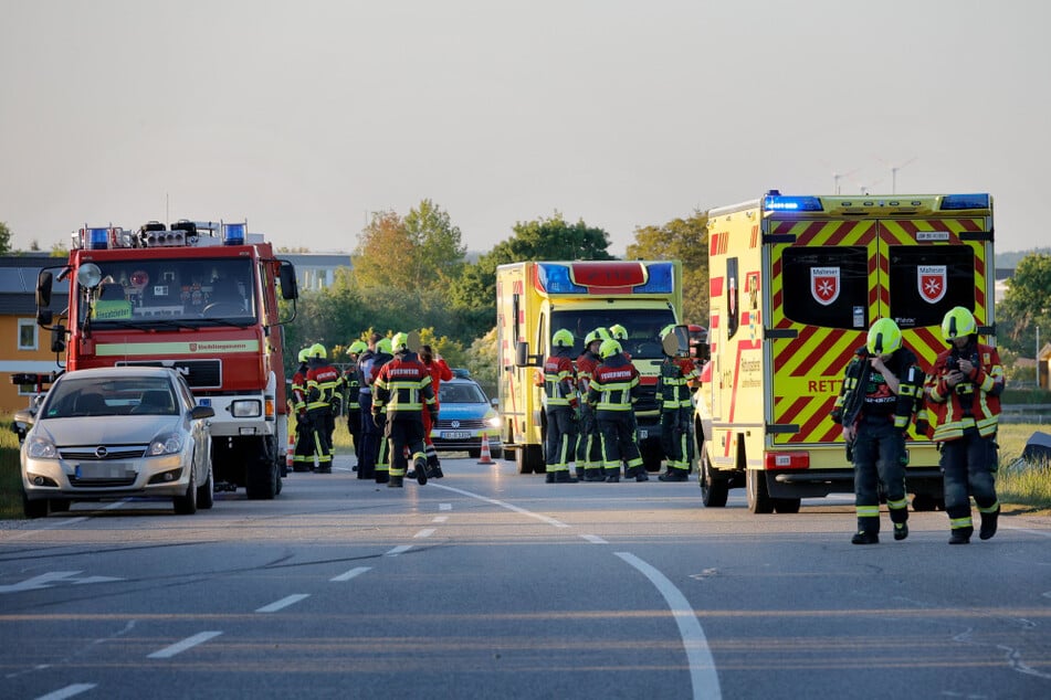 Feuerwehr, Rettungskräfte und Polizei waren am Dienstagabend vor Ort: Die S200 musste komplett gesperrt werden.