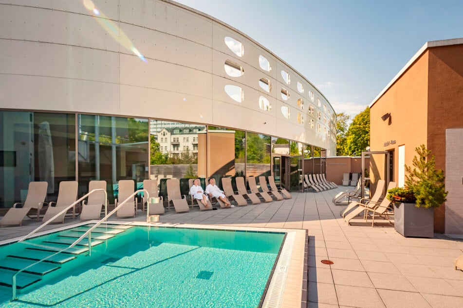 Mit Sole, Sauna und Sprudelliegen wird Euch in Bad Elster viel geboten.