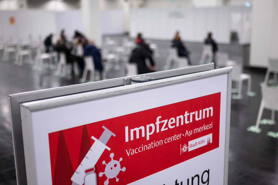 Nicht nur in NRW-Impfzentren, sondern ebenso bei Haus-, Fach- und Betriebsärzte können Bürger eine Corona-Impfung bekommen.