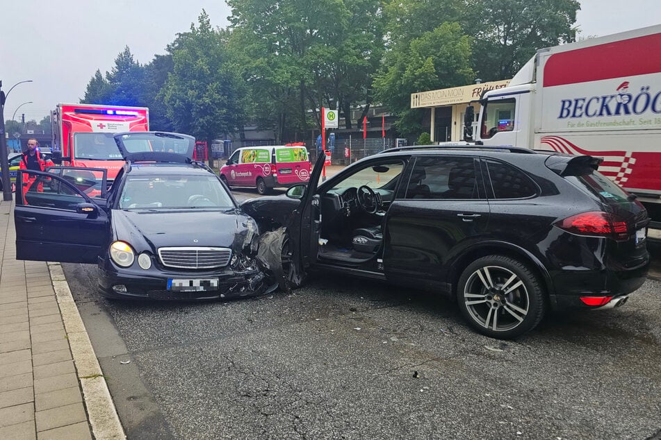 Am heutigen Donnerstag sind ein Porsche und ein Mercedes in Hamburg miteinander kollidiert. Dabei wurde auch ein Kleinkind verletzt.