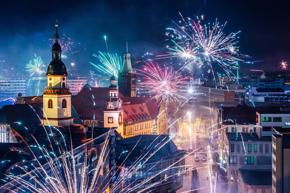 Ein buntes Feuerwerk erleuchtete in der vergangenen Silvesternacht den Himmel über der Chemnitzer Innenstadt.