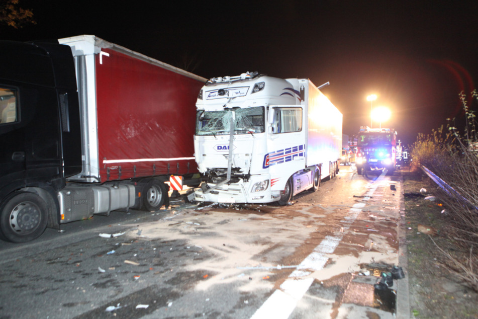 Der Lkw schob den Kleintransporter unter einen Sattelauflieger.
