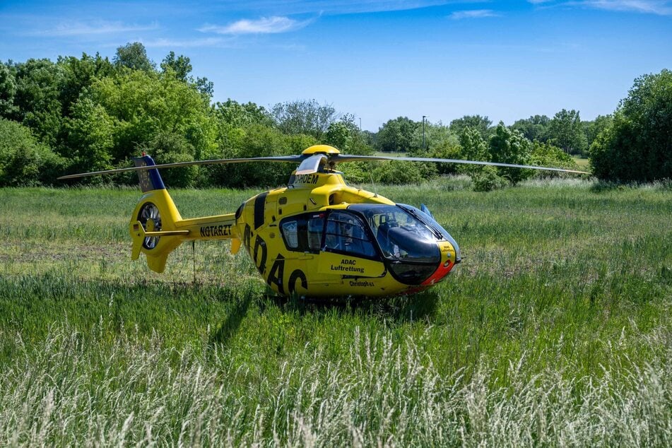 Der ADAC-Rettungshubschrauber "Christopher 61" landete auf einer Wiese.