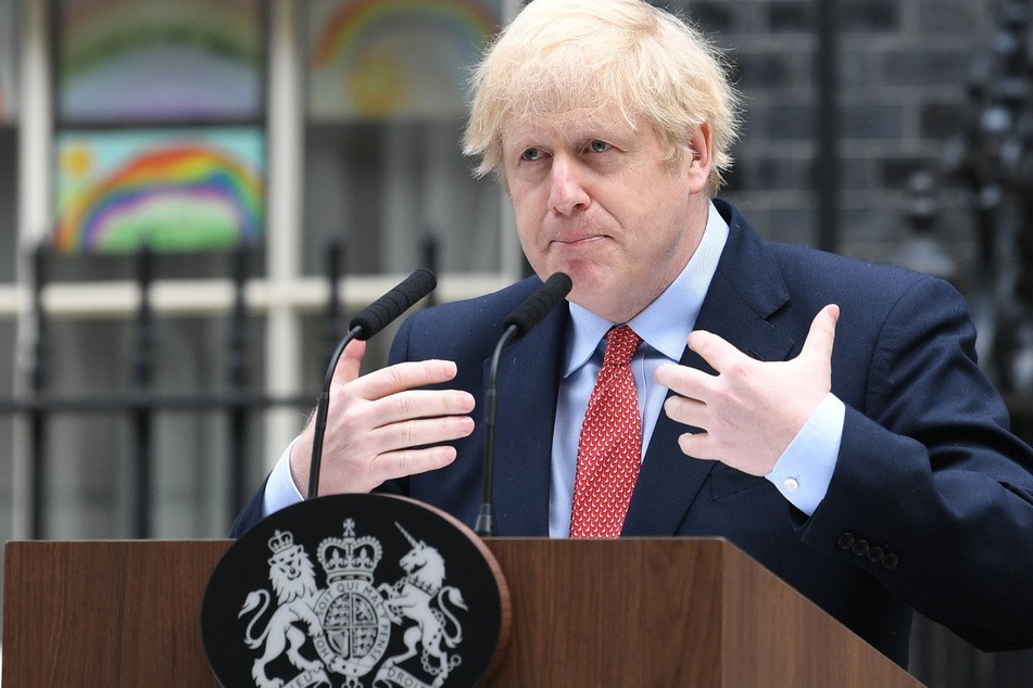 Boris Johnson, Premierminister von Großbritannien, spricht vor seinem Büro in der Downing Street.
