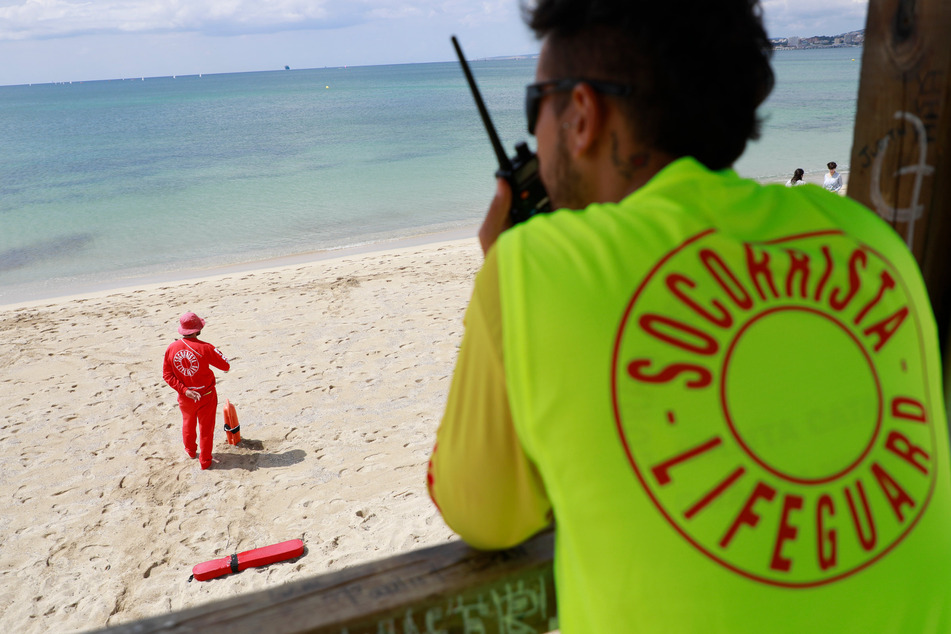 So wie hier am Strand Can Pere Antoni werden Rettungsschwimmer Ausschau nach Badenden in Not halten.